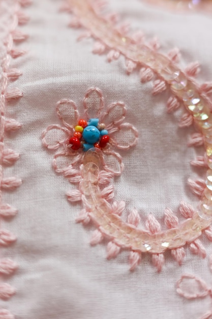 haftowane wzory na materiale